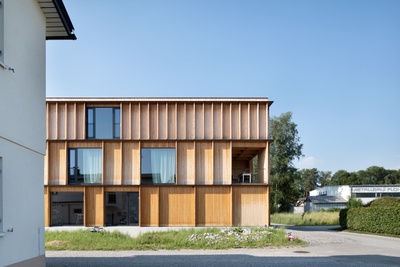 Haus Rosa, Dornbirn
Bauherrschaft: Stefanie Mäser und Sebastian Brandner
Architektur: DI Sebastian Brandner, Dornbirn
Fertigstellung: 2019 – © Foto: Angela Lamprecht Haus Rosa, Dornbirn
Bauherrschaft: Stefanie Mäser und Sebastian Brandner
Architektur: DI Sebastian Brandner, Dornbirn
Fertigstellung: 2019