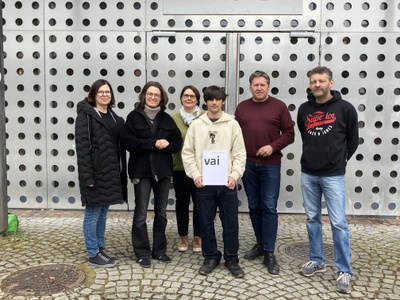 Foto v.l.nr.:
 Carmen Schrötter-Lenzi, Sektionsvorständin der Architekt:innen, ZT Kammer West, Verena Konrad, vai Vorarlberger Architektur Institut, Andrea Dür, Lehrerin Druckvorstufentechnik, Landesberufsschule 2, Bregenz, Joel Bargetz, Berufsschüler der LBS Bregenz 2 und Lehrling bei BMW Unterberger, Dornbirn, Markus Nesensohn, Direktor der Landesberufsschule Bregenz 2, Nico Freystein, Ausbildner