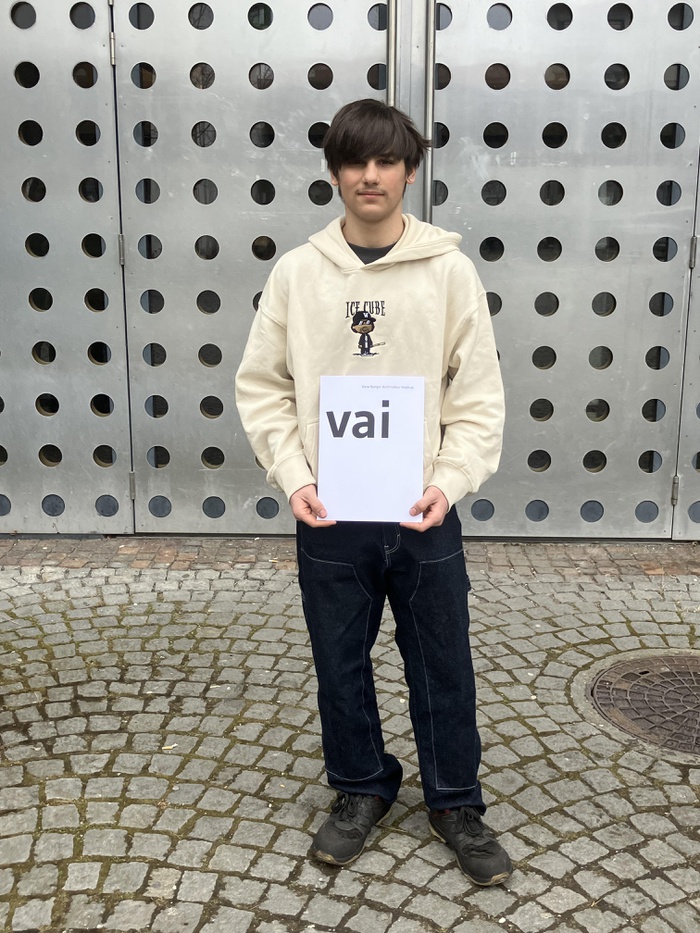 Joel Bargetz, Berufsschüler der LBS Bregenz 2 und Lehrling bei BMW Unterberger, Dornbirn, erhält Anerkennung im Textwettbewerb „technik! wie jetzt?“