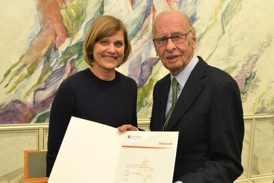 Jakob Albrecht mit Landesrätin Barbara Schöbi-Fink