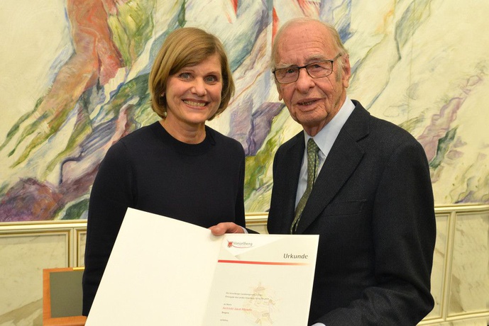 Jakob Albrecht mit Landesrätin Barbara Schöbi-Fink