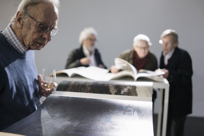Jakob Albrecht bei der Ausstellung "Aristide Antonas" 2016 im vai – © Foto: Darko Todorovic Jakob Albrecht bei der Ausstellung "Aristide Antonas" 2016 im vai