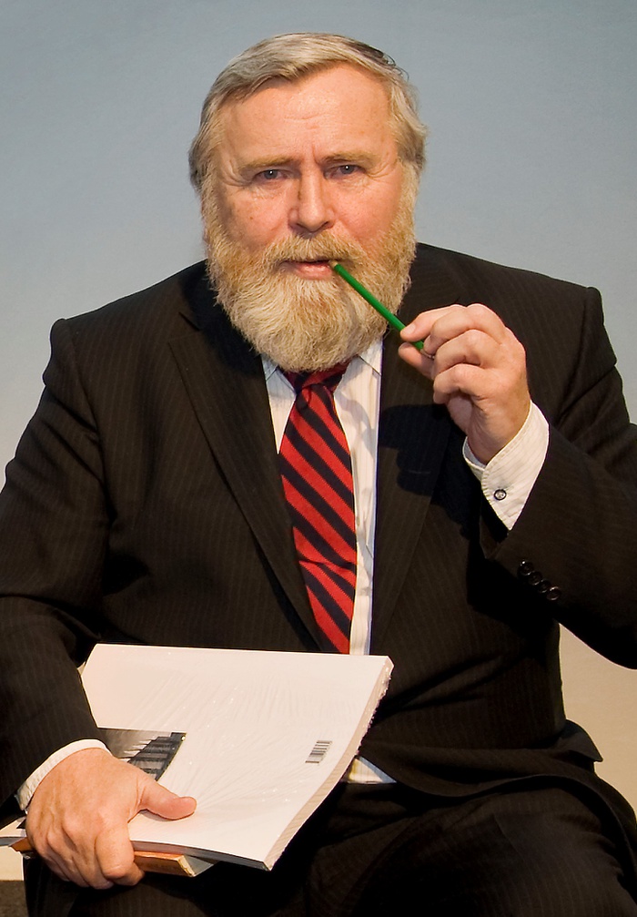 Friedrich Kurrent anlässlich der Eröffnung der Ausstellung „x projekte der arbeitsgruppe 4. Holzbauer, Kurrent, Spalt (1950–1970)“ im Az W, 2010