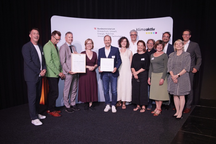 Verleihung am 24. Juni 2024: Klimaschutzministerin Leonore Gewessler, Juryvorsitzender Matthias Hein, Bürgermeister der Stadt Hohenems Dieter Egger, Bernd Federspiel, Markus Schadenbauer (Schadenbauer Projekt- und Quartierentwicklungs GmbH), Jessica Schadenbauer, Judith Wellmann, Clemens Plank, Alexandra Schmid, Eva Lopez, Markus Malin, Ulrike Fenkart, Joachim Wohlgenannt