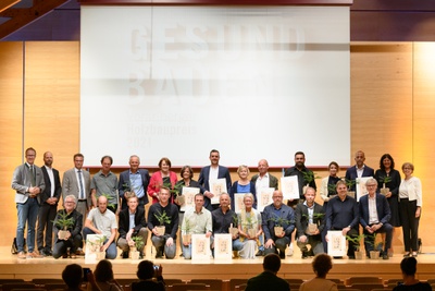 Die Preisträger und Ehrengäste des Vorarlberger Holzbaupreises 2021