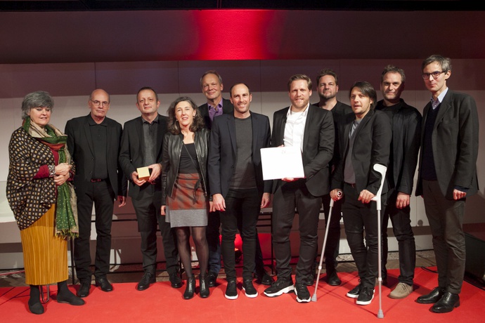 Preisträger Schule Schendlingen | Bauherrschaft: Landeshauptstadt Bregenz, Abt. Planung und Bau
Architektur: Architektur: studio bär, Bregenz; bernd riegger architekten, Dornbirn; Querformat, Dornbirn | Tragwerksplanung: Manfred Plankel, Bregenz
im Bild mit der Jury – © Foto: Helga Rader Preisträger Schule Schendlingen | Bauherrschaft: Landeshauptstadt Bregenz, Abt. Planung und Bau
Architektur: Architektur: studio bär, Bregenz; bernd riegger architekten, Dornbirn; Querformat, Dornbirn | Tragwerksplanung: Manfred Plankel, Bregenz
im Bild mit der Jury