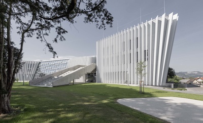 Anton Bruckner Privatuniversität, Linz; Bauherr: BEG Bruckner-Universität Errichtungs- und Betriebsgesellschaft mbH; Architektur: ARCHITEKTURBUERO 1 ZT GmbH, Linz; Freiraumplanung: ARCHITEKTURBUERO 1 ZT GmbH / ELCH Landschaftsarchitekten, Linz