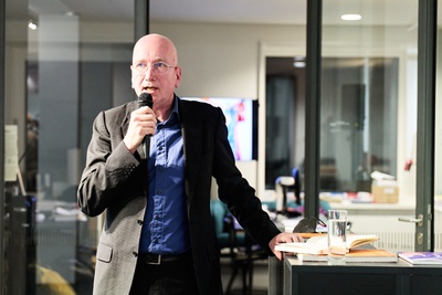 Tom Holert bei der Eröffnung der Ausstellung im vai