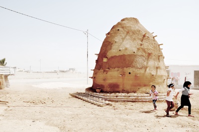 Emergency Architecture & Human Rights (EAHR): 100 Klassenräume für geflüchtete Kinder, Za’atari Village, Jordanien, 2017 EAHR aktiviert gemeinsam mit Bewohner*innen und geflüchteten Menschen in der Nähe des Za’atari Flüchtlingslagers in Jordanien traditionelle Baumethoden zur Errichtung von Schulen.
