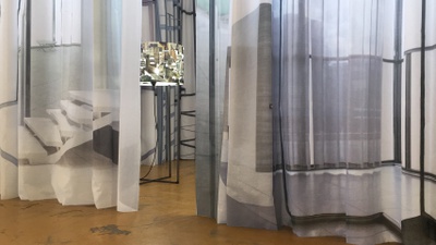 aus der Serie »MIES«, Installation (Vorhang und Lampe), 2017