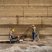 Ricola Kräuterzentrum, Architektur: Herzog & de Meuron, Lehmbau: Lehm Ton Erde Baukunst – © Foto: Markus Bühler-Rasom, (c) Ricola AG Ricola Kräuterzentrum, Architektur: Herzog & de Meuron, Lehmbau: Lehm Ton Erde Baukunst