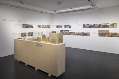 Ausstellung "Mit Erde gebaut" im vai – © Foto: Darko Todorovic Ausstellung "Mit Erde gebaut" im vai