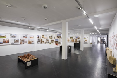 Ausstellung "Mit Erde gebaut" im vai – © Foto: Darko Todorovic Ausstellung "Mit Erde gebaut" im vai