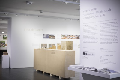 Ausstellung "Mit Erde gebaut" im vai – © Foto: Darko Todorovic Ausstellung "Mit Erde gebaut" im vai
