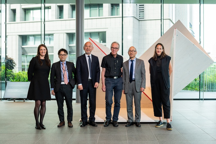 vai-Direktorin und Kuratorin Verena Konrad, Daiko Yamano, Museumsdirektor Tomio Sugaya, Architekt und Kurator Hermann Kaufmann, Ikeda Vice President und Sponsor Toshikazu Kato, Ausstellungsgestalterin Andrea Gassner | Foto © Omote Nobutada