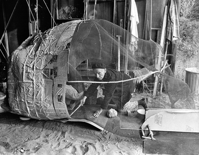 Friedrich Kiesler bei der Arbeit an der Skulptur "Bucephalus", 1965