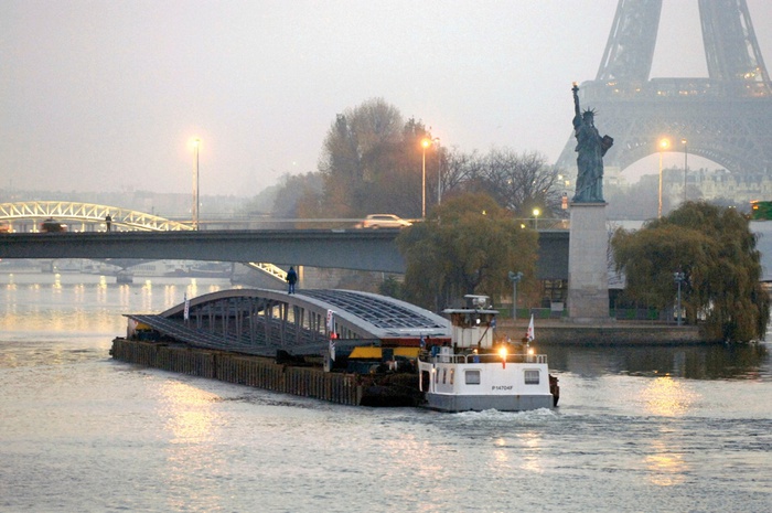 Transport der Passerelle Simone de Beauvoir, Paris