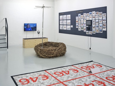 Blick in die Ausstellung im aut – Roland Maurmair: Singlhit | Garçonnière – © Günter Richard Wett Blick in die Ausstellung im aut – Roland Maurmair: Singlhit | Garçonnière