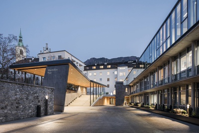 Anerkennung des Landes Tirol für Neues Bauen 2022: Bezirkshauptmannschaft Schwaz, Umbau und Erweiterung, Schwaz, 2017 – 2022 (Architektur: Thomas Mathoy Architekten) – © Christian Flatscher Anerkennung des Landes Tirol für Neues Bauen 2022: Bezirkshauptmannschaft Schwaz, Umbau und Erweiterung, Schwaz, 2017 – 2022 (Architektur: Thomas Mathoy Architekten)