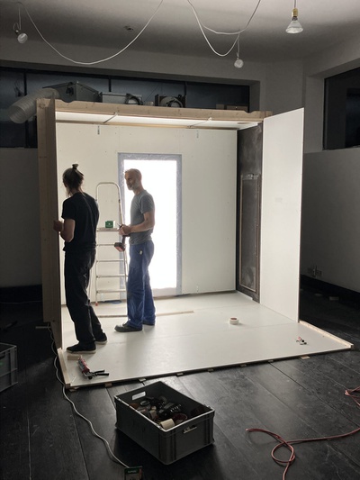 Aufbau der Installation "Collapsing Room"