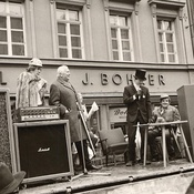 Bürgermeister Alois Lugger mit der Theatertruppe des Kennedy-Hauses im Fasching 1970