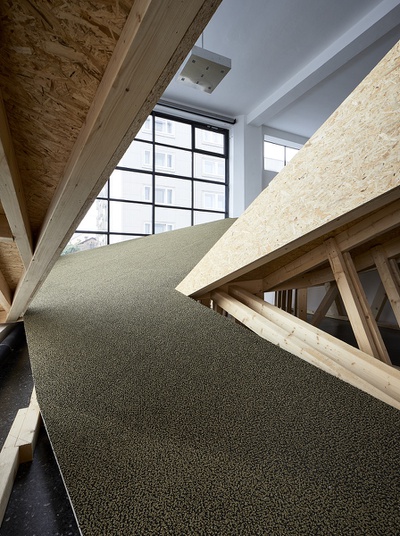 Blick in die Ausstellung „Snøhetta: Relations“ im aut mit der von Snøhetta realisierten ­„Sozialen Landschaft“