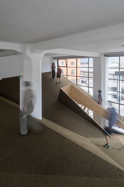 Blick in die Ausstellung „Snøhetta: Relations“ im aut 
mit der von Snøhetta realisierten ­„Sozialen Landschaft“