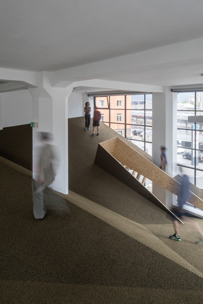 Blick in die Ausstellung „Snøhetta: Relations“ im aut mit der von Snøhetta realisierten ­„Sozialen Landschaft“