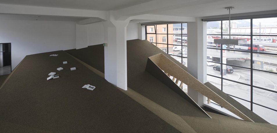 Blick in die Ausstellung „Snøhetta: Relations“ im aut mit der von Snøhetta realisierten ­„Sozialen Landschaft“