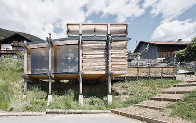 Anerkennung des Landes Tirol für Neues Bauen 2018 – Sonderkategorie: FREIRAUM! – Freiklasse für die Naturparkschule Fließ, Fließ, 2015 – 2017 (Architektur: he und du)