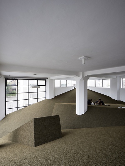 Snøhetta transformierte die beiden oberen Räume des aut in eine "soziale Landschaft", auf der man liegen, sitzen und gehen konnte, 2017