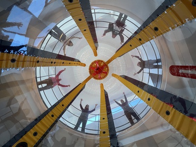 "Tonlift", Installation von Hans-Walter Müller für die Ausstellung "Ich habe die Schwerkraft schon verlassen" im Frühjahr 2022 im aut – © Charles Millot "Tonlift", Installation von Hans-Walter Müller für die Ausstellung "Ich habe die Schwerkraft schon verlassen" im Frühjahr 2022 im aut