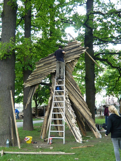 "Architektur die brennt" – Im Innsbrucker Waltherpark bauen StudentInnen neue Ansichtsexemplare.