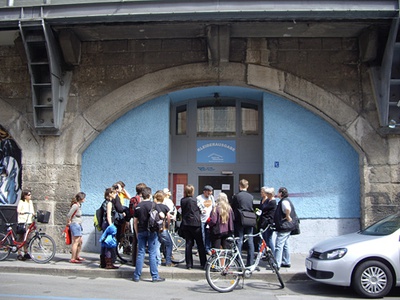 Stadtspaziergang ins "fremde" Innsbruck – Jussuf Windischer (Leiter Caritas Integrationshaus) führte zu "Orten der Not".