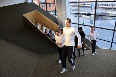 Theaterperformance "Fatzer ± Hyperion" in der "sozialen Landschaft" von Snøhetta