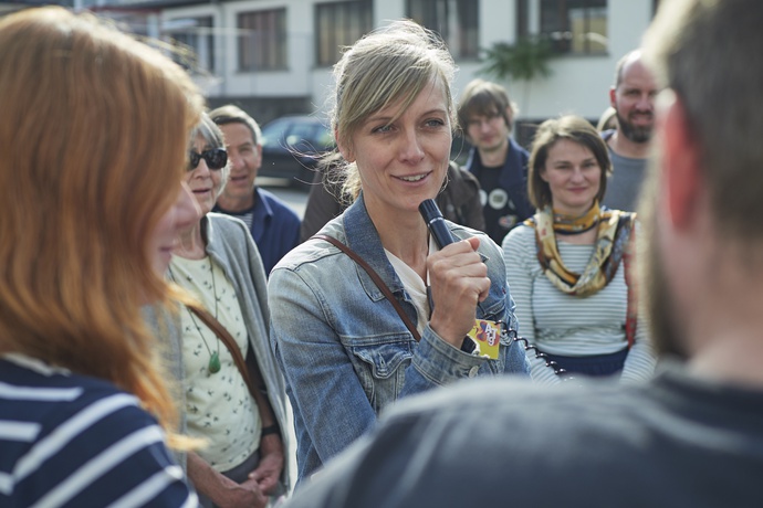 Eva Lingg-Grabherr beim Spaziergang – © Foto: Miro Kuzmanovic Eva Lingg-Grabherr beim Spaziergang