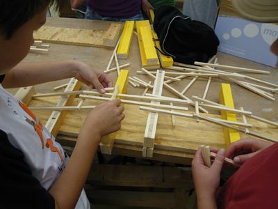 Bausatz und Aufbau – Aufbau einer Leonardobrücke im Rahmen der Architektursommerakademie für Kinder 2009