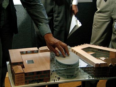 Harun Farocki „Die Schöpfer der Einkaufswelten“, 2001, Standbild