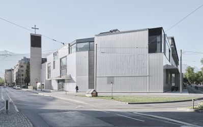 Auszeichnung des Landes Tirol für Neues Bauen 2020: Sanierung Schule Kettenbrücke, Innsbruck, 2016 – 2019 (Architektur: STUDIO LOIS)