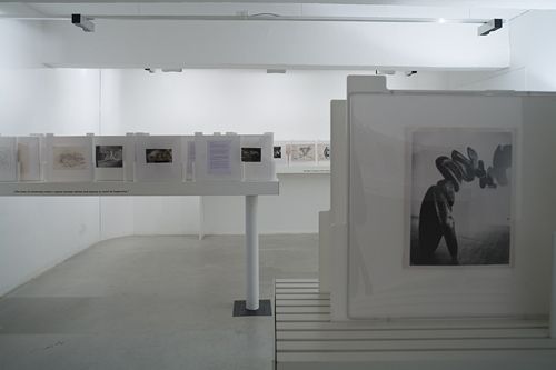 Blick in die Ausstellung "Friedrich Kiesler: Ausstellung als Wahrnehmungsapparat"