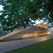 Im Innsbrucker Walther-Park entstand im Rahmen der "Architekturtage 2008" eine 52 m lange, begehbare und vielfältig nutzbare Plattform. – Bildnachweis: Hanno Mackowitz