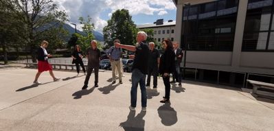 "Bildung braucht Raum" – Eine Bus-Tour mit Hannes Wiesflecker nach St. Johann und Kufstein