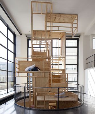eins zu zwei – zwei zu eins – Blick in die Ausstellung im aut – "Das gestapelte Kinderzimmer" (the next ENTERprise – architects); Bildnachweis: © B&R
