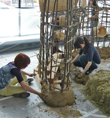 1:1 Modell im aut – Als Teil der Ausstellung realisierten SchülerInnen des BORG Innsbruck unter der Leitung von Monika Abendstein und Michael Engele im aut eine Lehmwand.