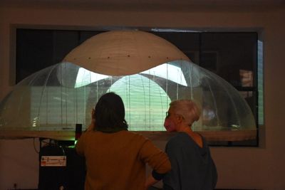 Blick in die Ausstellung mit einem Modell von Hans-Walter Müller