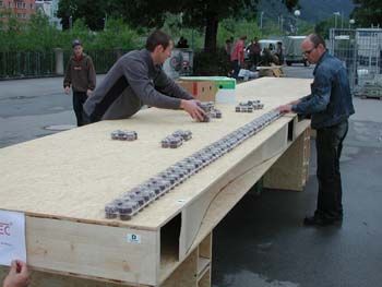 Marktplatz Architektur mit Holzbar