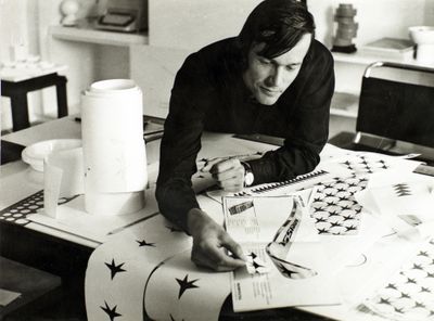 Egon Rainer bei der Arbeit am Design des Kneissl Ski, um 1970