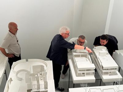 Walter Angonese und Tommaso Fantini zeigen Riccardo Blumer, Direktor der USI - Accademia di architettura, die Ausstellung – © aut