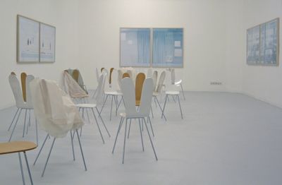 Blick in die Ausstellung mit "rabbit chairs" von SANAA und "Bildraum S 132" von Walter Niedermayr