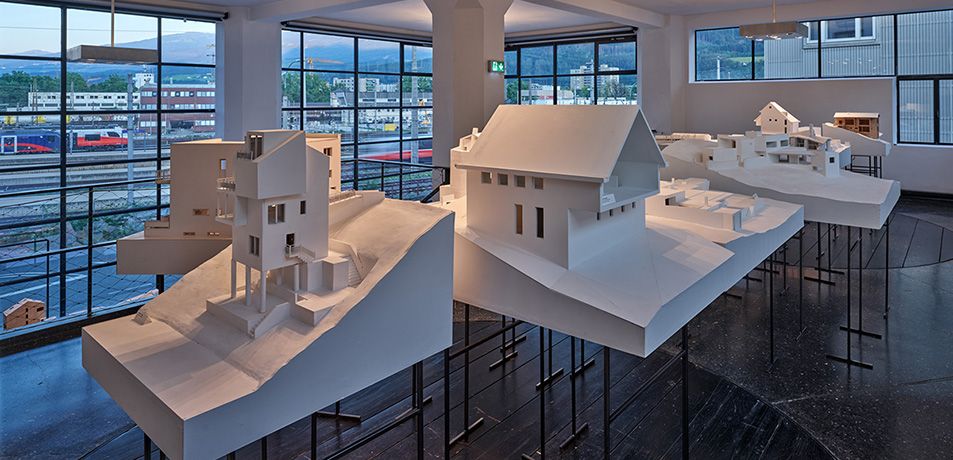 Blick in die Ausstellung "Rebuild: Figures of Space" im aut